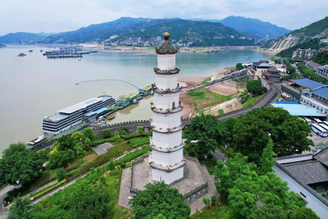 重庆与湖北交界有个县，规模堪比二线城市，历史悠久风景壮观