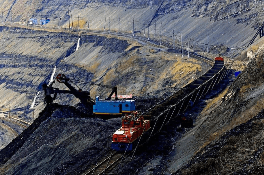 中国第一露天煤矿,煤层厚达55米,开采了118年,如今啥样?