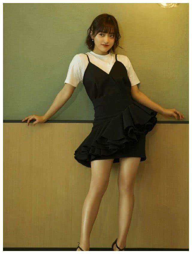 别看沈月是少女脸,但这"花瓣裙"下的双腿,却比普通人还普通_黑色_活动