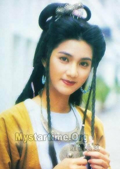 这是1994年她在《箭侠恩仇》中的造型,是不是很特别很古典美呢.