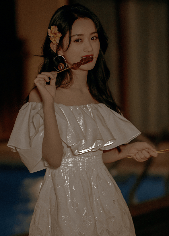 原创分手后赵丽颖瘦成纸片人冯绍峰被拍深夜聚餐与女生交谈很开心