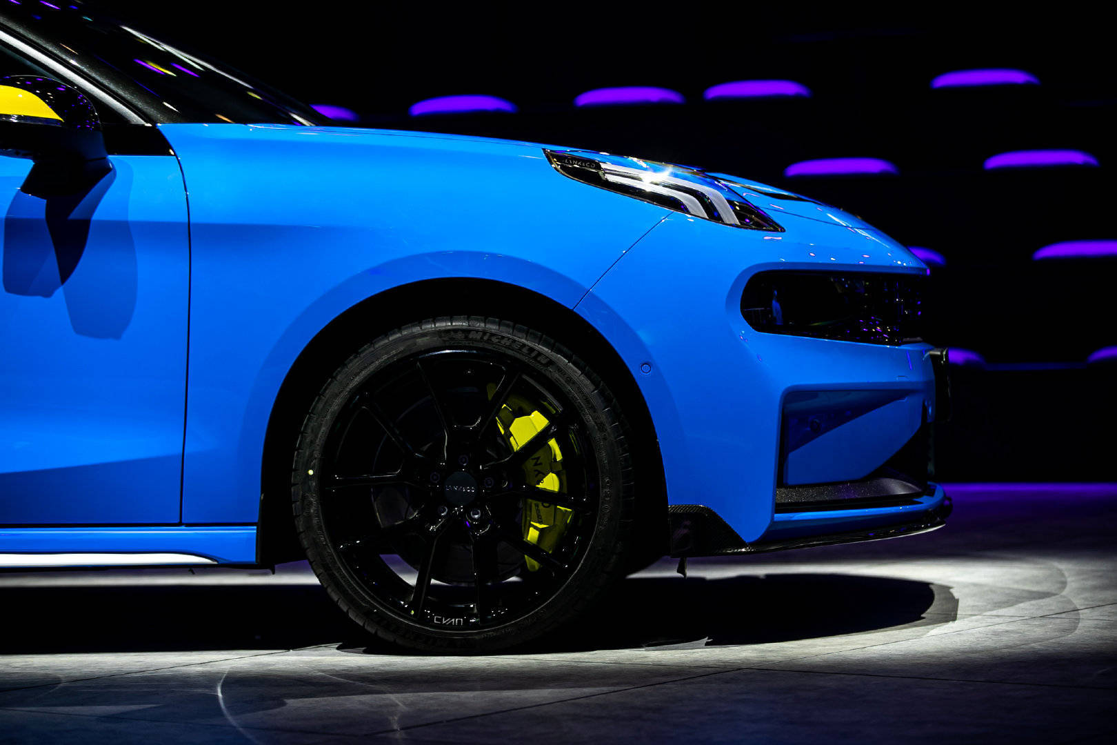 领克03 cyan在外观上沿用了wtcr冠军03tcr赛车的同款蓝色,搭配了熏黑