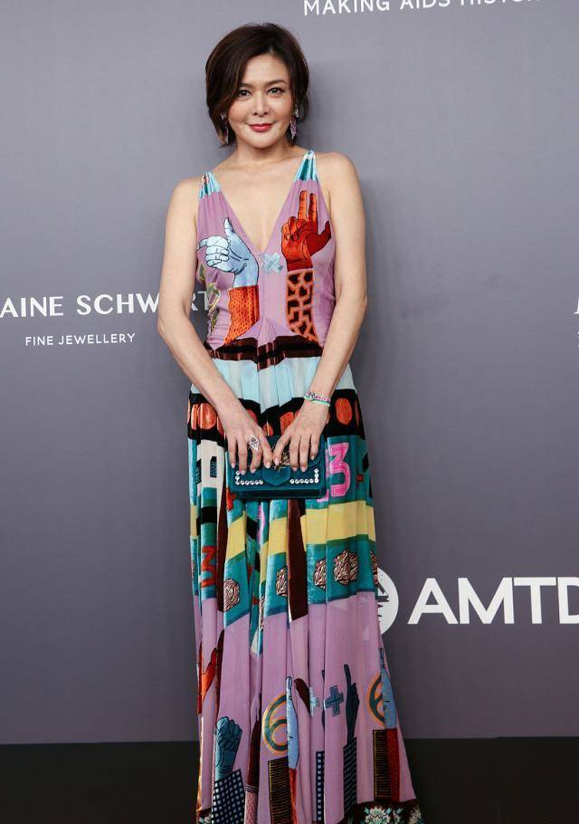 原创不愧是刘德华心中第一美女关之琳一袭花裙真迷人果真时尚犹存