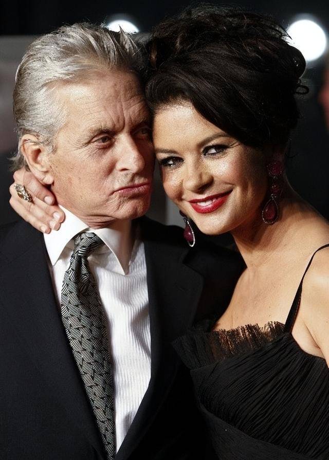 道格拉斯:好莱坞最高段位花心浪子,把小25岁泽塔琼斯吃得死死的_婚姻