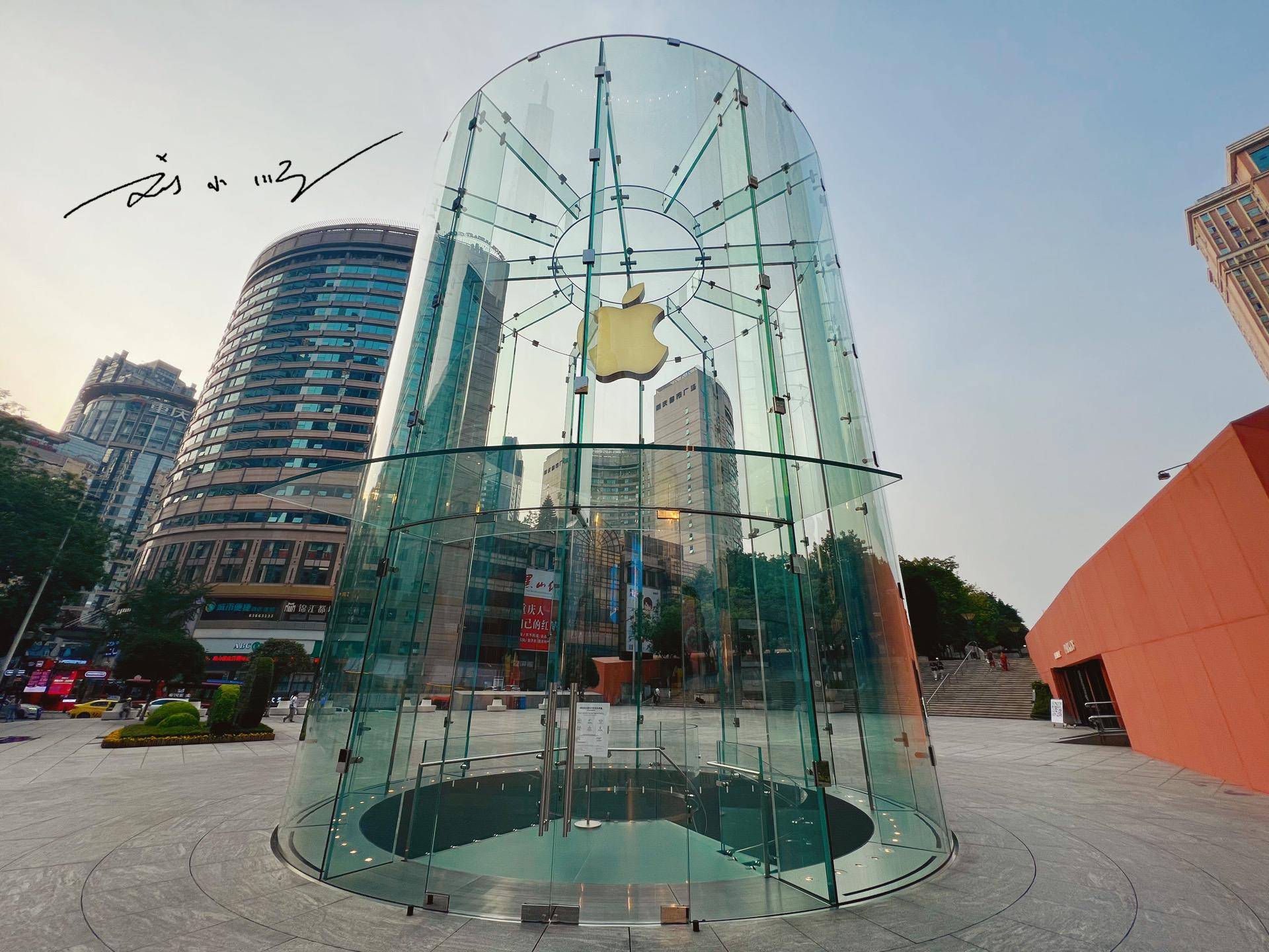 原创重庆有家网红苹果专卖店玻璃入口吸引眼球却被批评是模仿