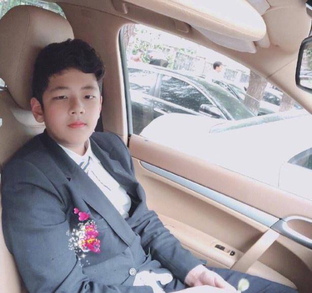 原创郭涛老婆晒儿子近照石头穿校服帅气十足大长腿意外抢镜