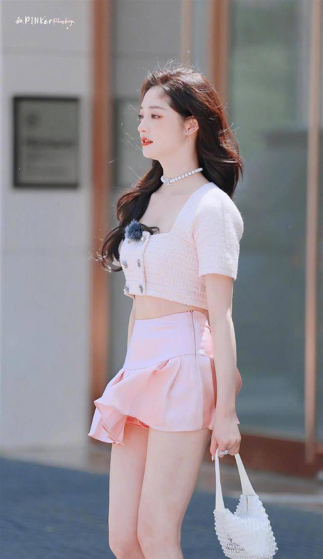 原创周洁琼好有女团范穿粉色百褶裙走机场甜美可人又时尚