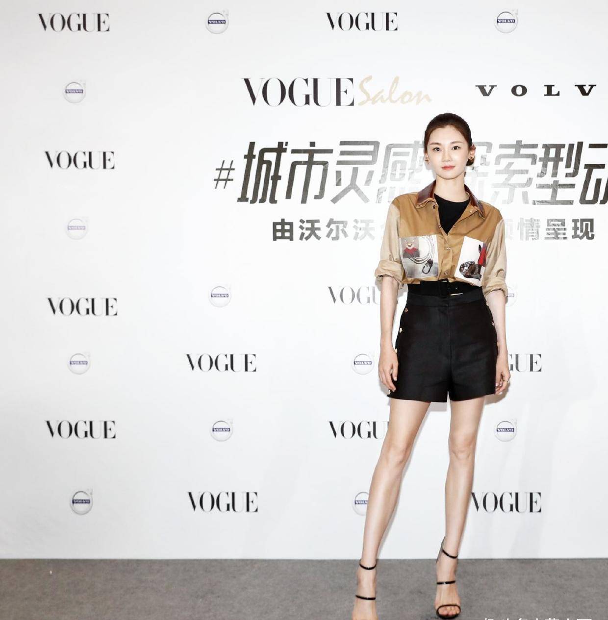 郑恺老婆苗苗是真正有气质的人,素颜穿t恤 阔腿裤就出门,太漂亮_白色