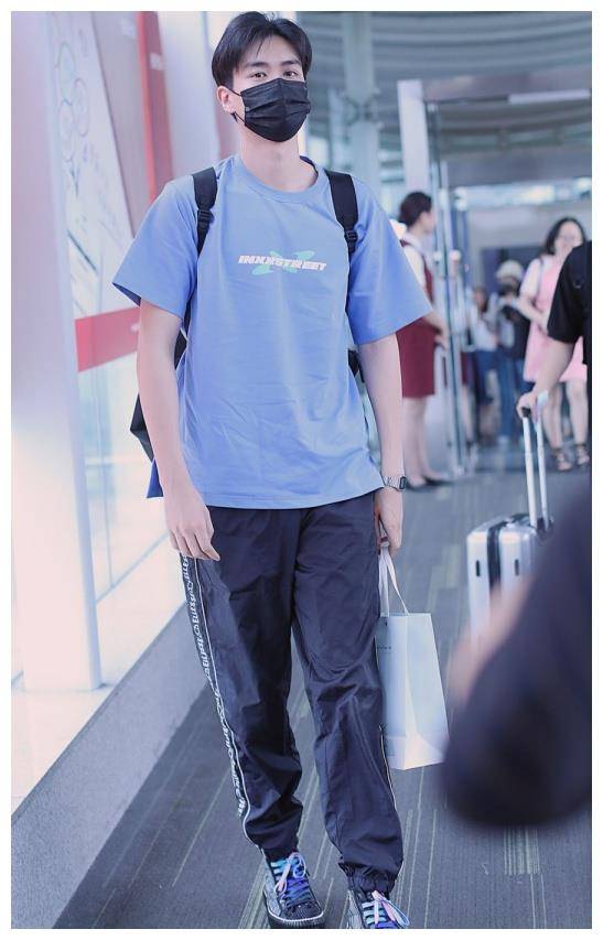 胡一天鞋子"有心机",鞋带每一处颜色都不一样,回头率百分百!