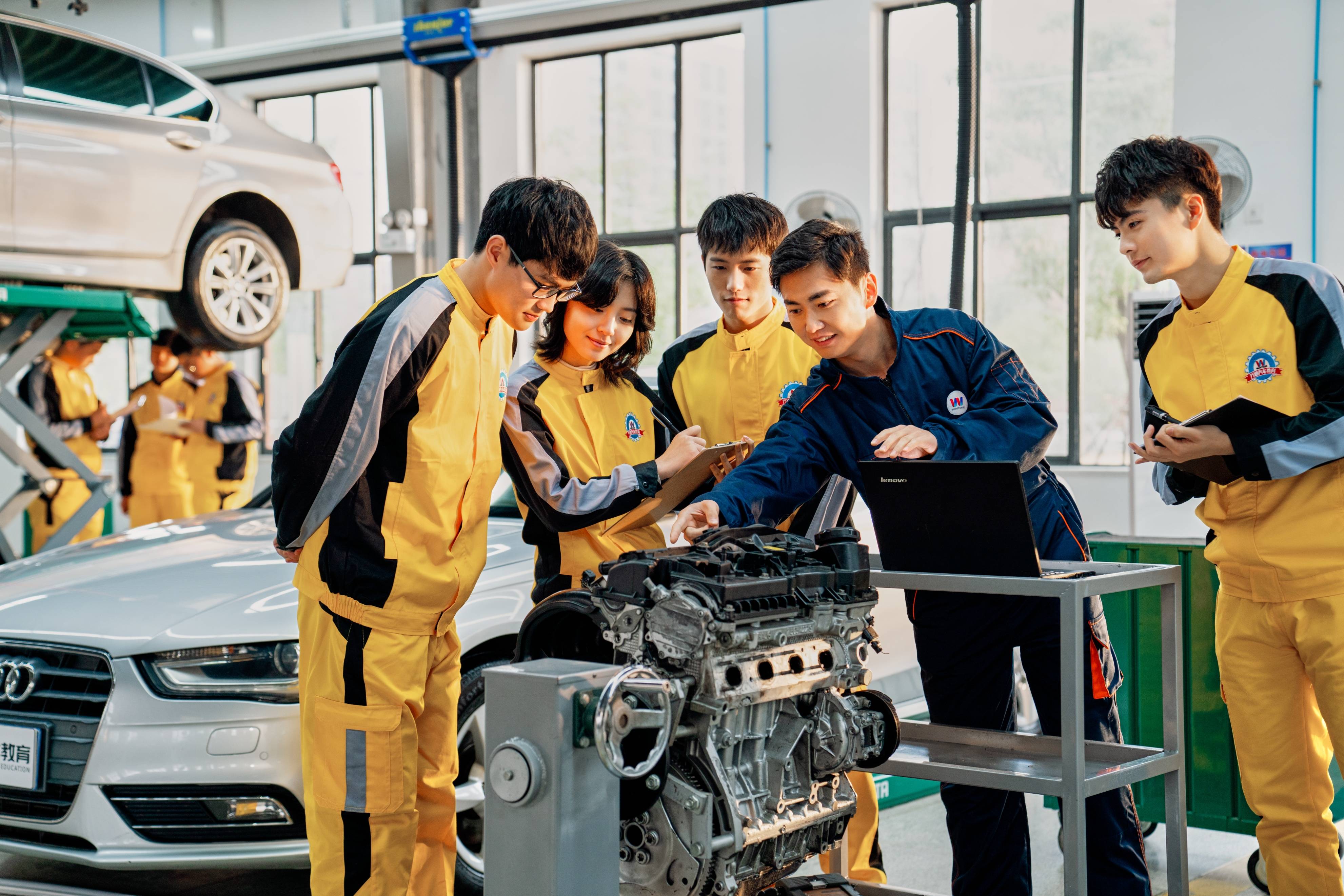 汽车学生修车图片图片