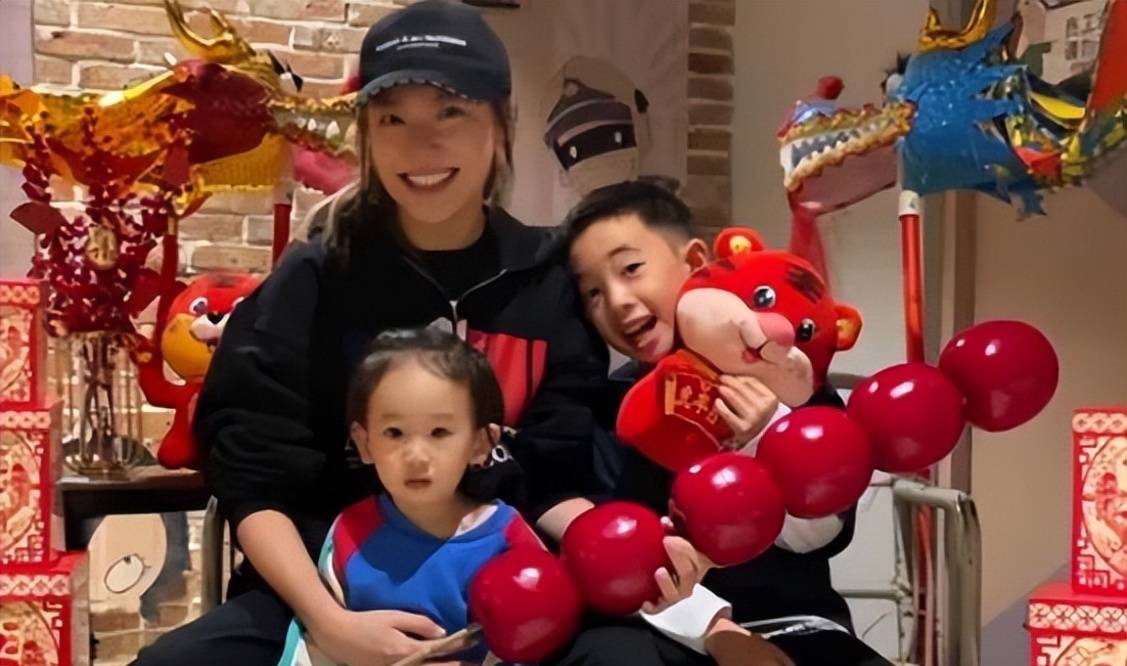 原创应采儿晒母子游玩照hoho扎小揪揪如女孩网友可惜长相都随爹