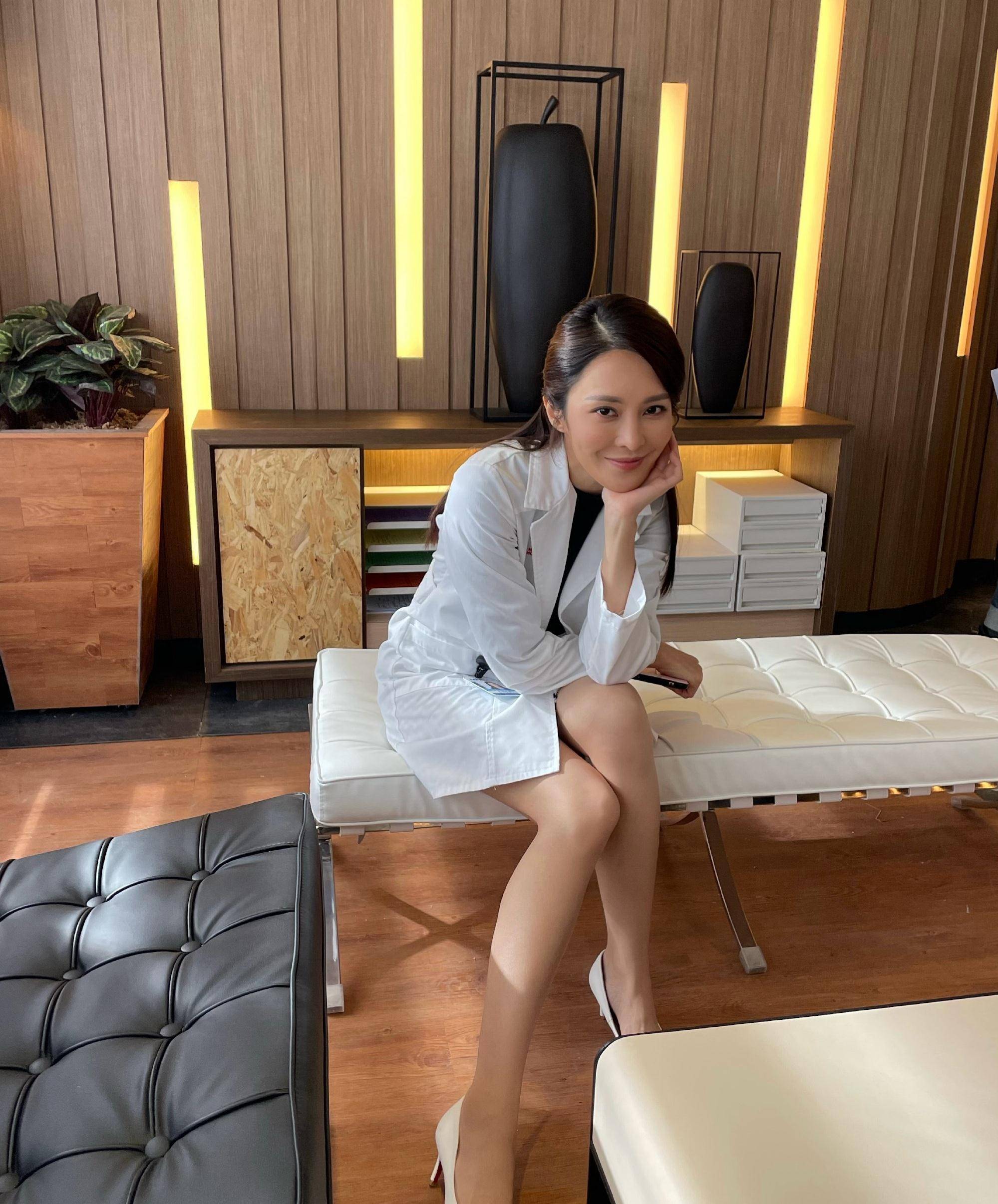 华姐冠军"张曦雯干练医生造型,白衣短裙,露出大美长腿_阿嫣_香港_白色