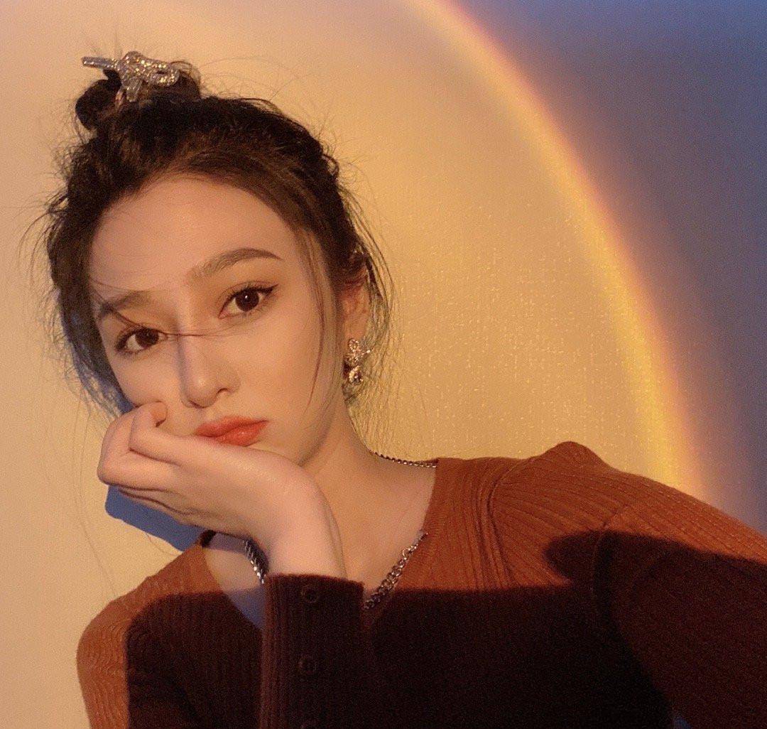 原创美女记者侯紫薇晒照引争议称电视镜头与真人有差距遭网友吐槽