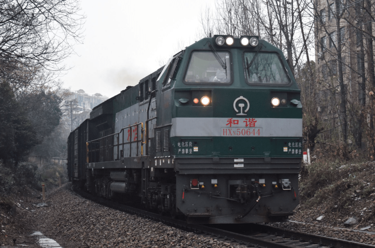 青藏铁路火车头却用美国的,并非技术落后于人_列车_柴油机_内燃机