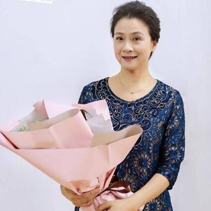 57岁曲筱绡妈穆丽艳:穿素穿花都得体,妈妈们照穿就好看