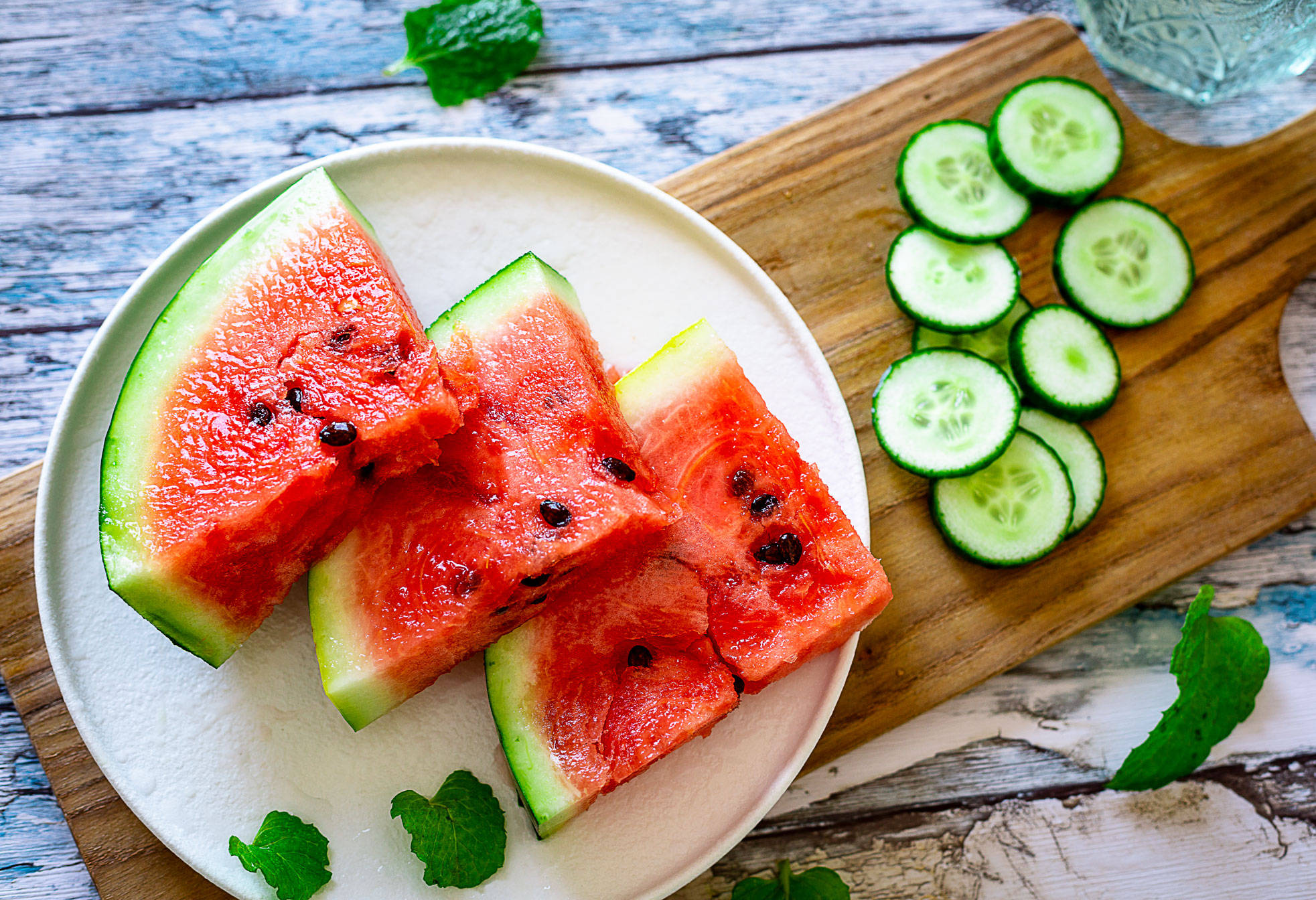 西瓜是最新鲜也是最甜美的,它不仅可以直接食用,还可以制作成各种美食