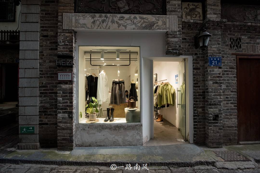 一些古风房子的首层被改造成服装店,面包店或饮品店,简约的画风渲染出