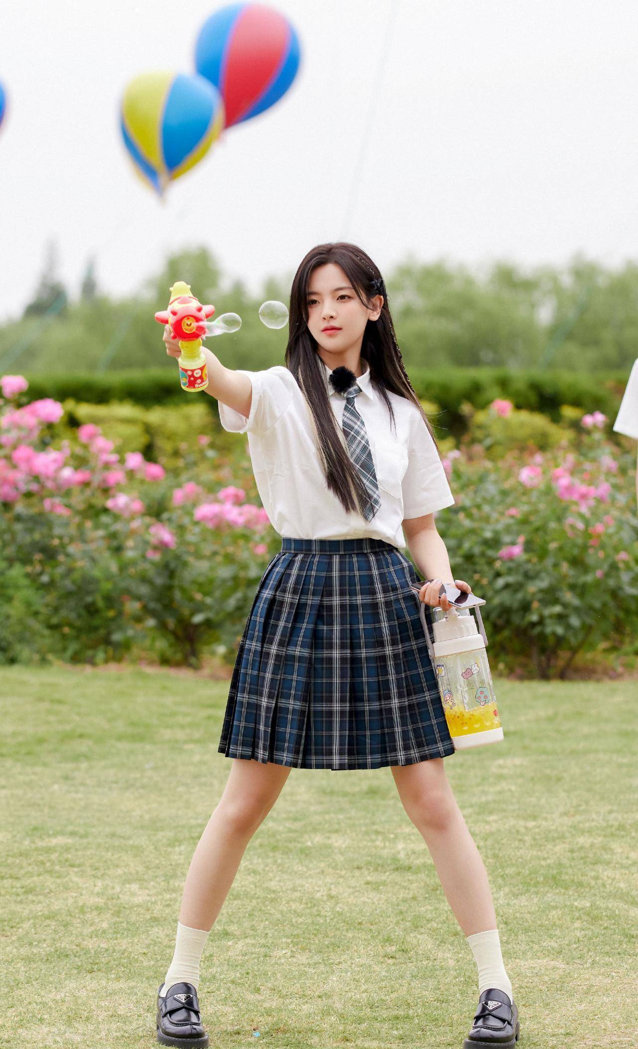 被杨超越最新写真美到了,穿水手"制服"配白丝袜,清纯感满满_马尾_少女