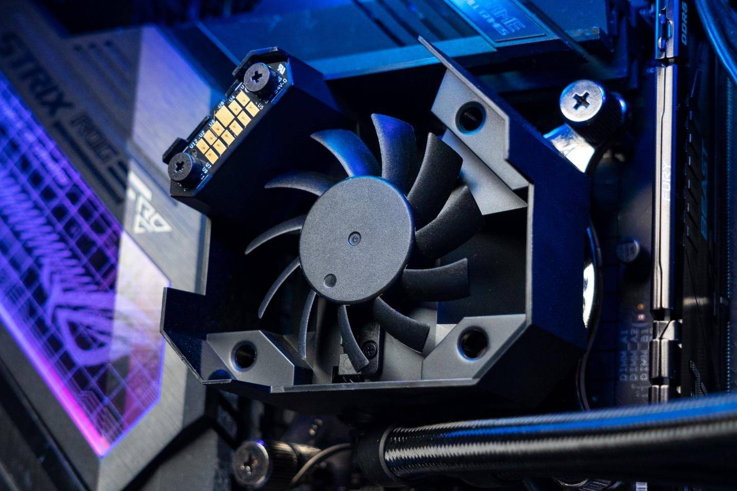 原创rgb灯效与小电视加持rog龙神二代360argb水冷体验