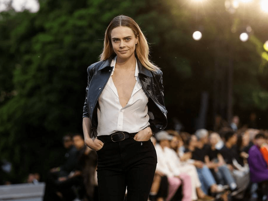 卡拉迪瓦伊在巴黎ami秀场走秀造型酷飒满眼自信