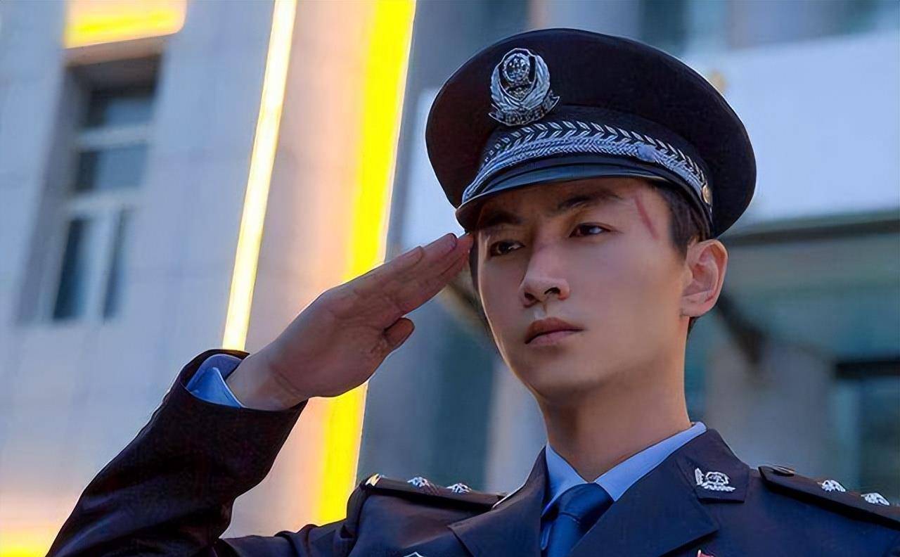 同样穿"警服",把陈晓吴京和张译等男星放在一起看,差别出来了_张嘉怡