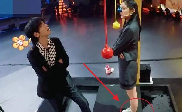 关晓彤脱鞋玩游戏,当她和173华晨宇并肩时,谁谎报身高一目了然_cm