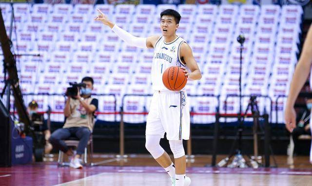 年少成名的黄荣奇身高188cm,体重86kg,司职后卫.