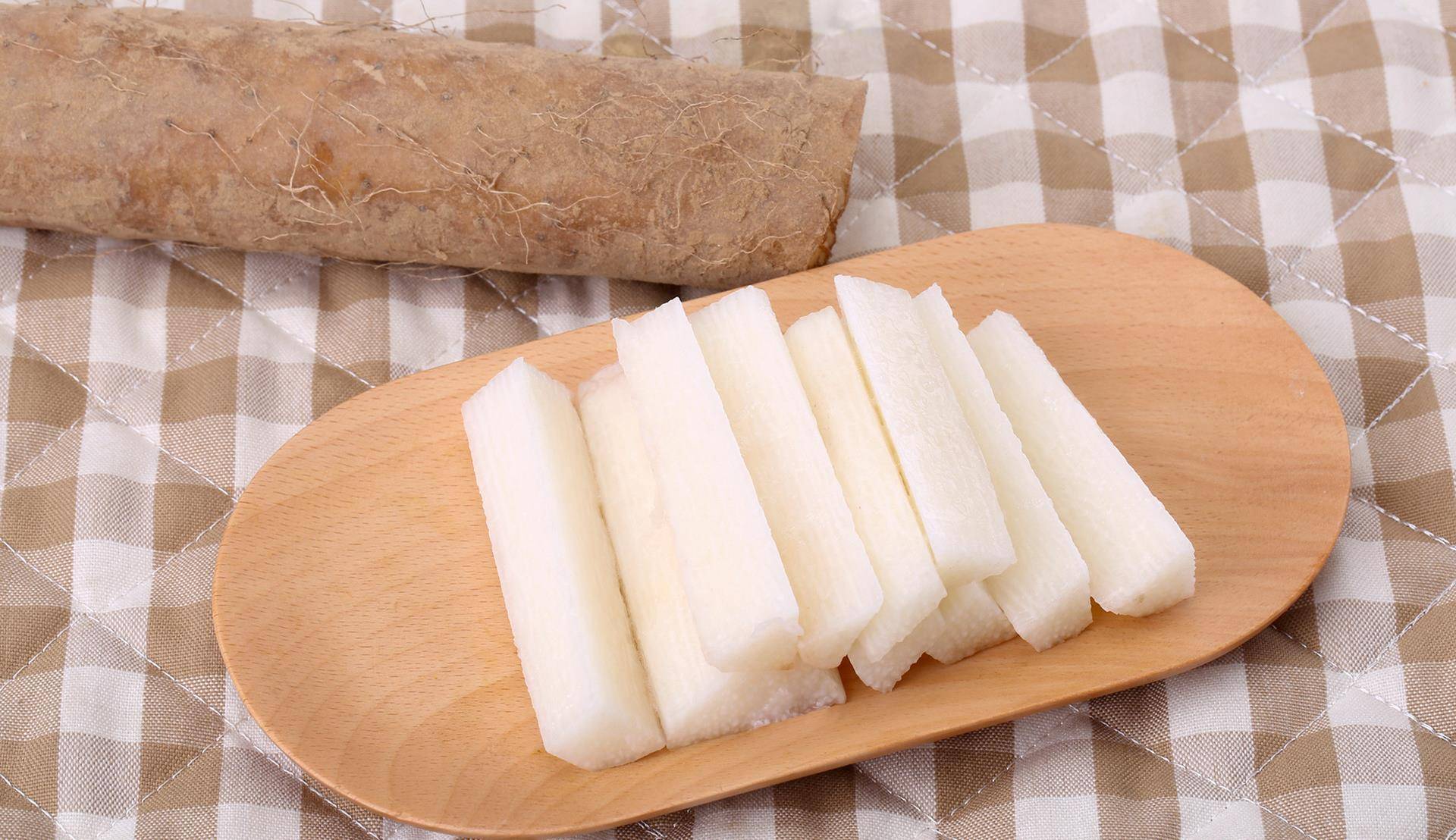 樱桃脆山药主要以山药,樱桃西红柿为主料,以青辣椒,白果等辅料制作而