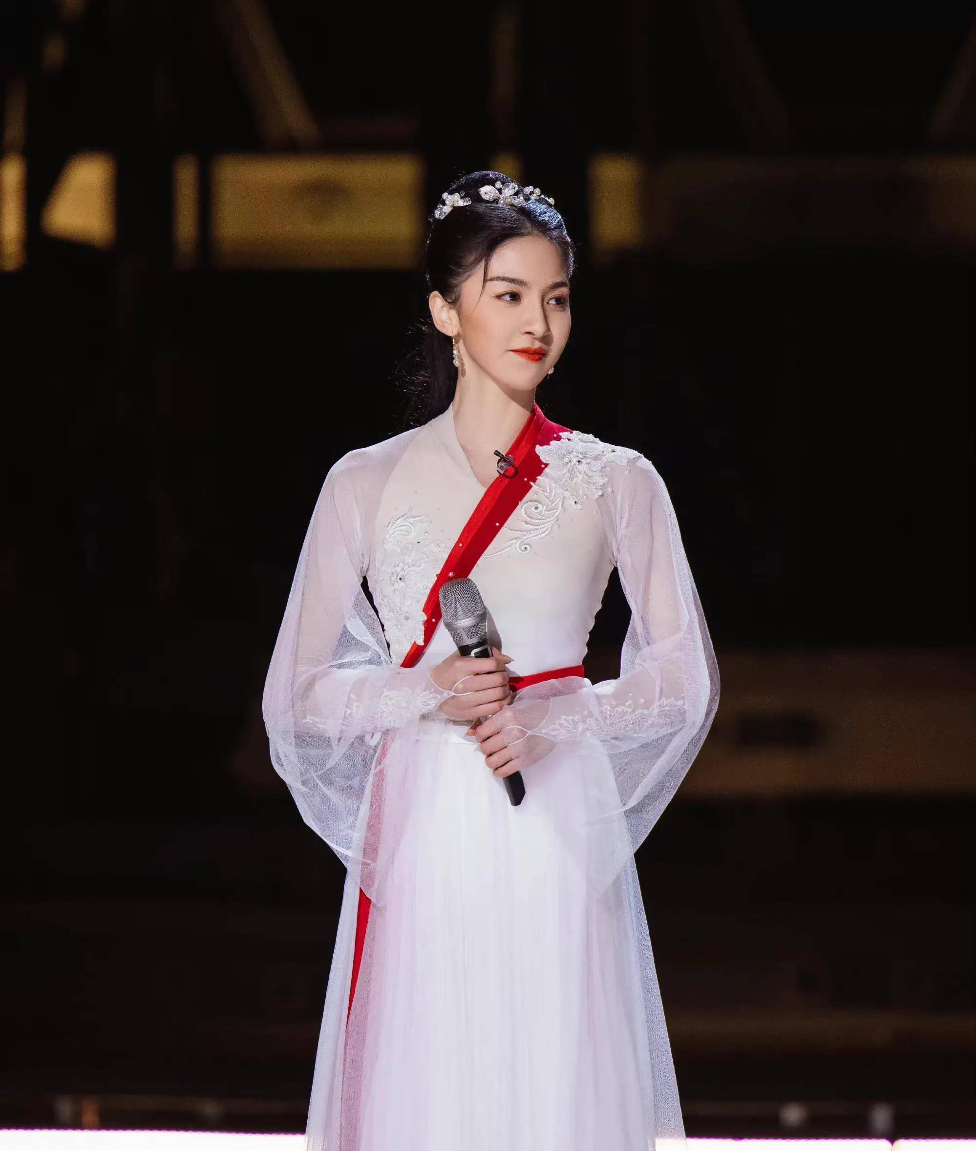 作为国家级舞者,中国歌剧舞剧院首席,90后首位国家一级演员,跟唐诗逸