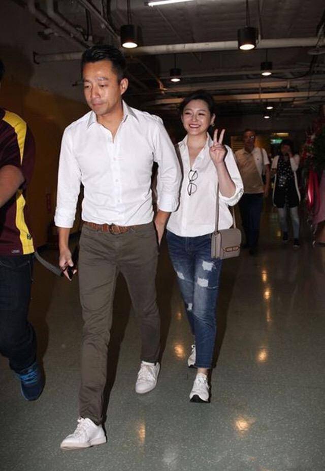 原创白衬衫也能当情侣装看大s与汪小菲这样穿网友看着温馨甜美