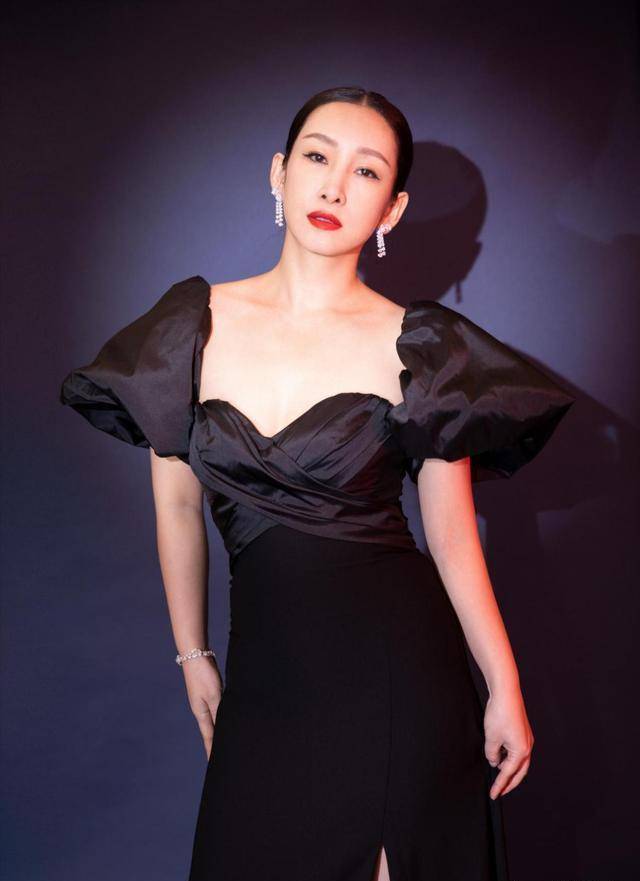 原创秦海璐高调美一次黑色露背裙大秀好身材不靠美貌也能成为焦点