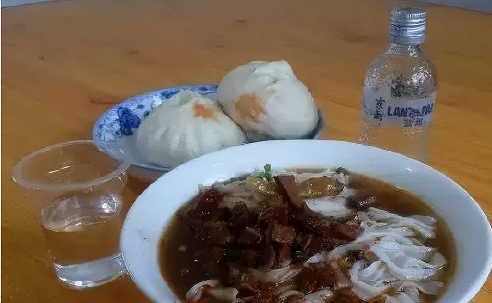 每天早上饮酒2两,看看早酒文化盛行的湖北,酒友们身