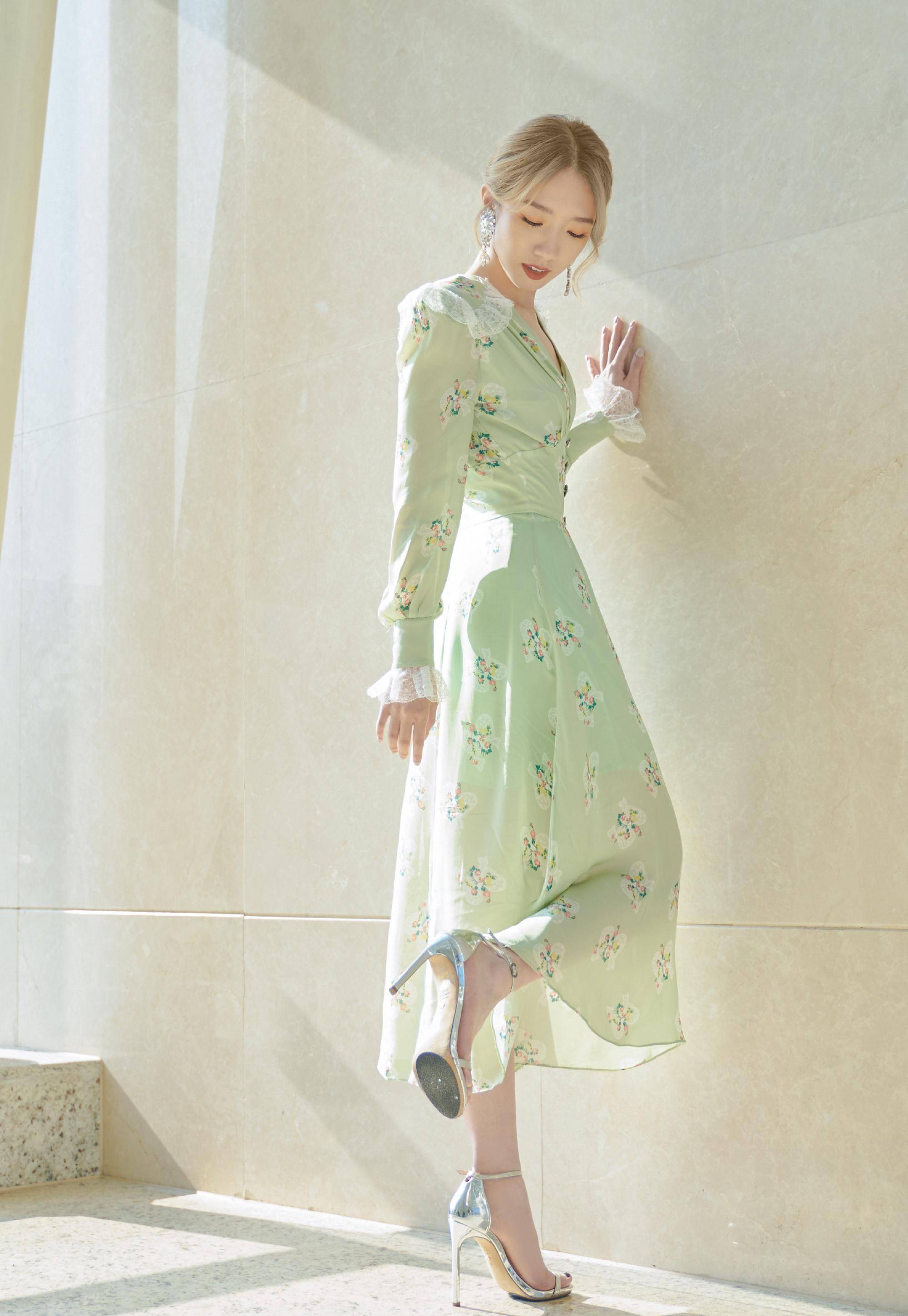 原创孟美岐风格大转变深v碎花长裙优雅清新她这样穿真的很美