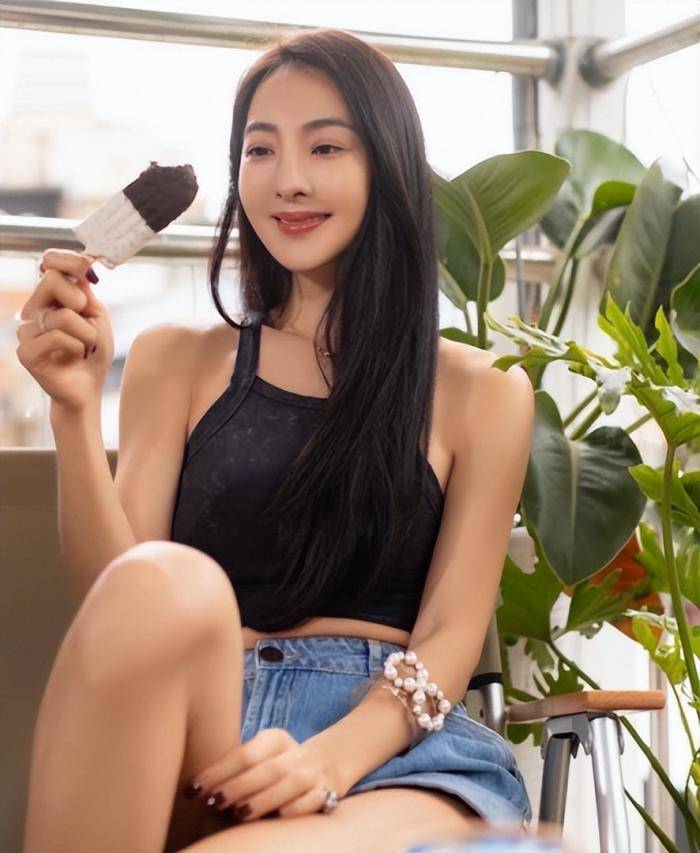 曹格和造型师辣妻子吴速玲感情不稳定, 现在已经分开居住_衣服_照片