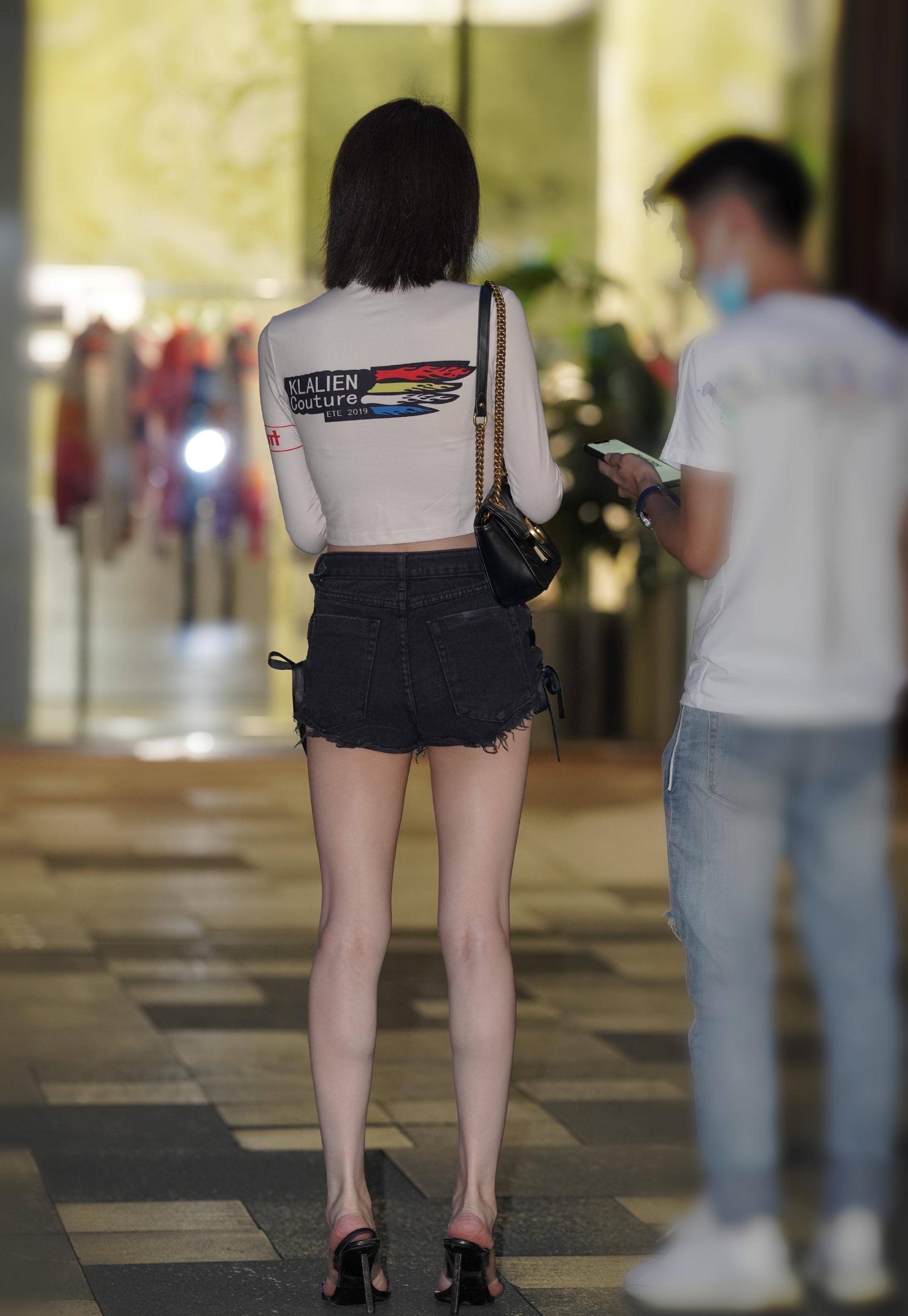 加上裤子的修身版,能够勾勒出小姐姐比较纤细的腿部曲线,很好的呈现了