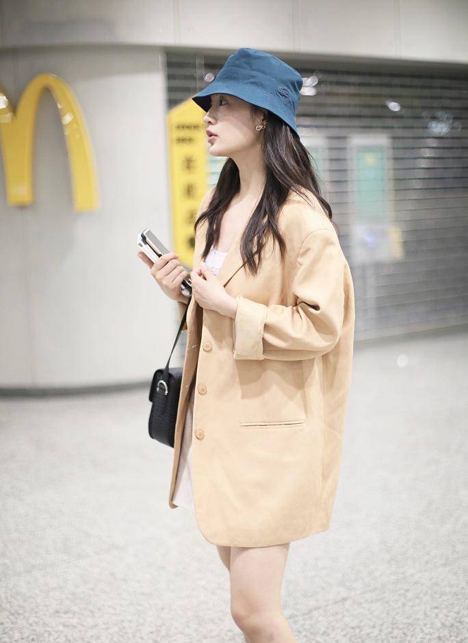 原创李沁卡其色西装配高帮帆布鞋玩下衣失踪秀漫画腿美翻了