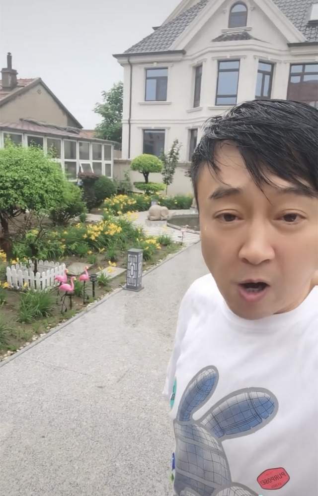 原创赵本山徒弟张小伟晒三层别墅拥有近两百平庭院犹如市区小花园