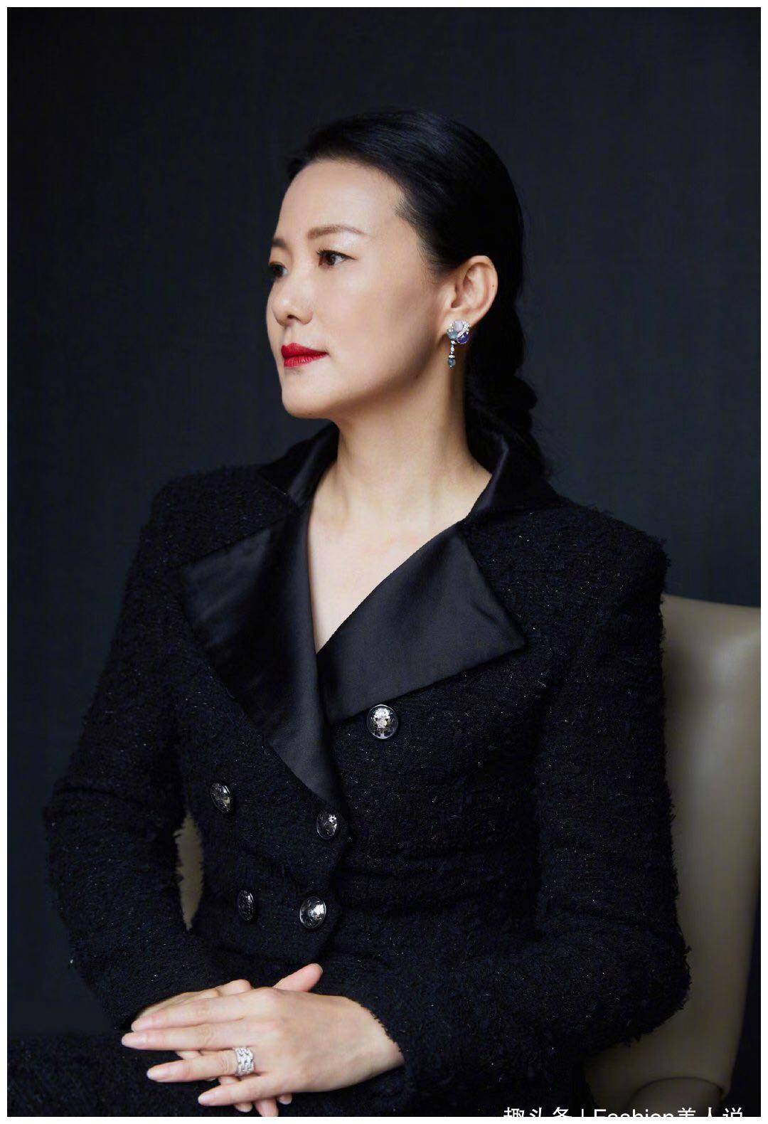 衣服起球也是时尚49岁咏梅一身起球套装走红毯霸气又时髦