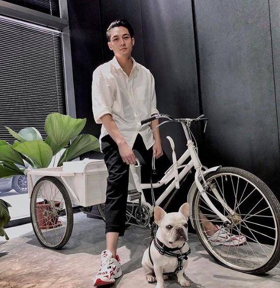 elroy原名叫做石正祥,出生于1984年,他的父亲是新加坡的百亿富商,经营