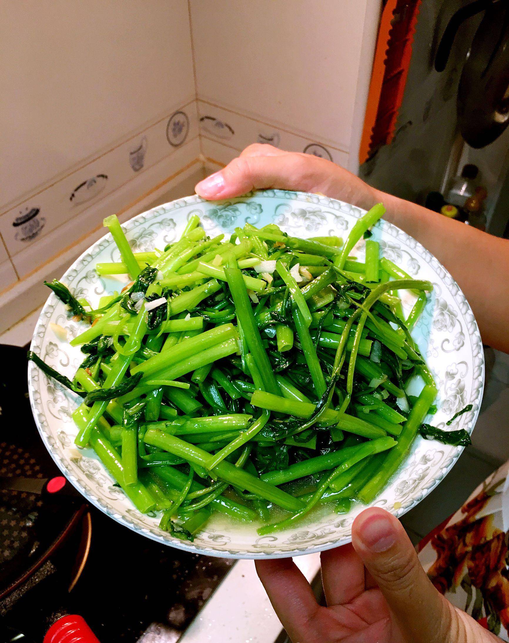 秋天吃丝瓜和空心菜可以去燥美肤,还教你两种青菜不变黑小窍门