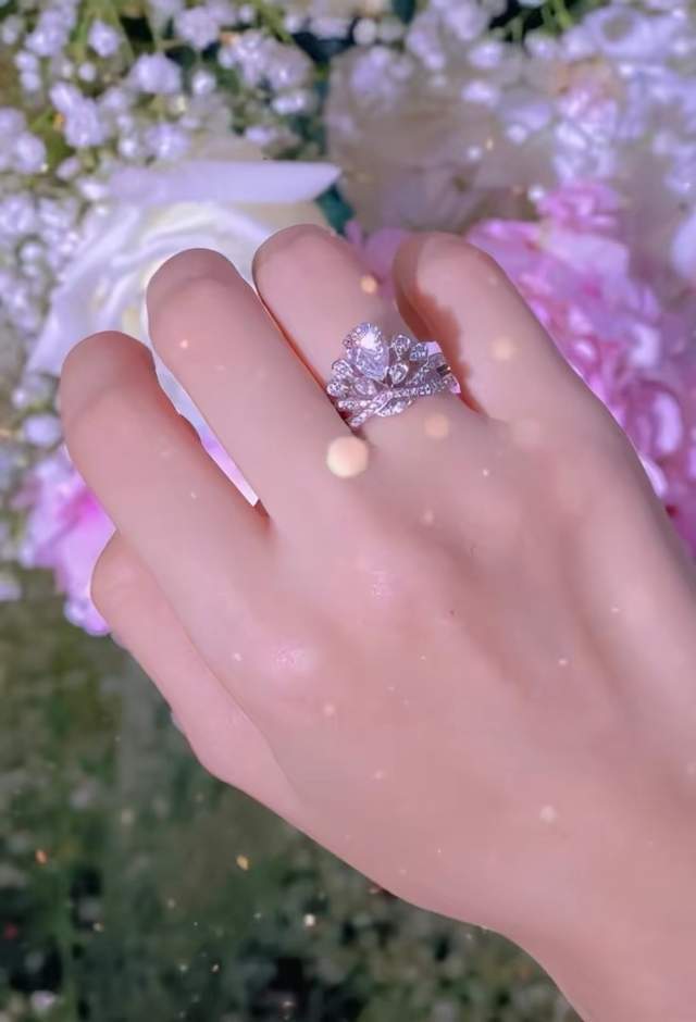 原创恭喜高颜值网红十缨与男友登记结婚甜晒angelababy同款钻戒