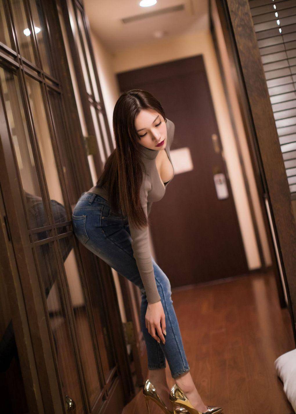 时尚靓丽的气质美女 凹凸有致的身材让人羡慕不已_白色_上图_设计