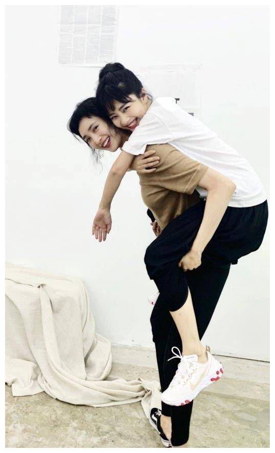 王紫璇和谭松韵搞笑照:同穿t恤配小黑裤,一个甜美一个帅酷_t恤_穿着