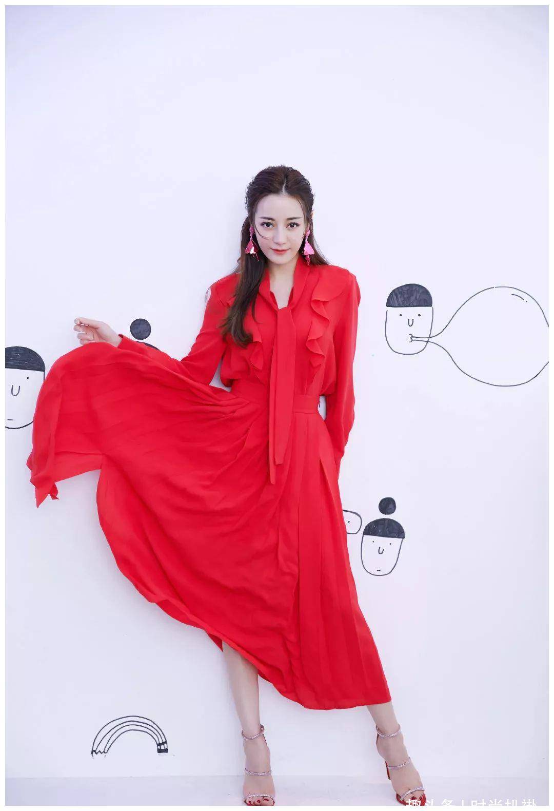 这是迪丽热巴工作室发布的12月日程表,白底红衣服,俏皮的样子引人注目