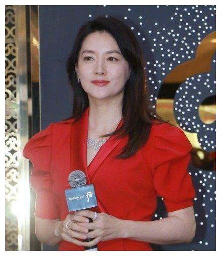 韩国女明星会保养,48岁李英爱穿亮片礼服高贵典雅,气质真好