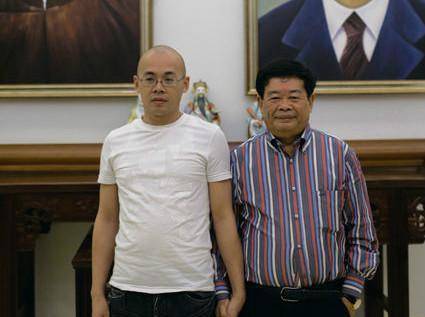 是中国"玻璃大王"却偏要靠实力"上位"或接手345亿帝国_叶舒_曹德_福耀