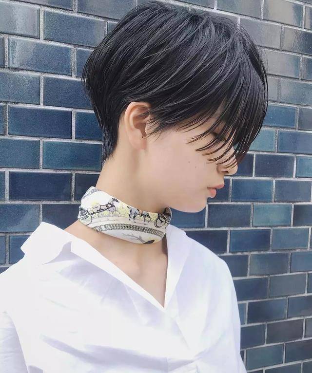 原创耳根染波波头修颜短发让你过目不忘美成风向标