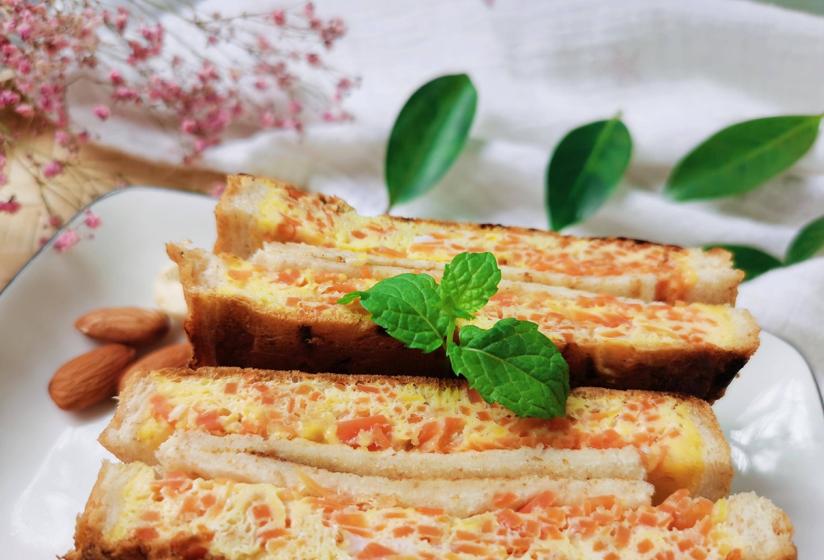 2片吐司2个蛋,简单一煎,做成厚蛋烧,简单又营养,健康更低卡_胡萝卜