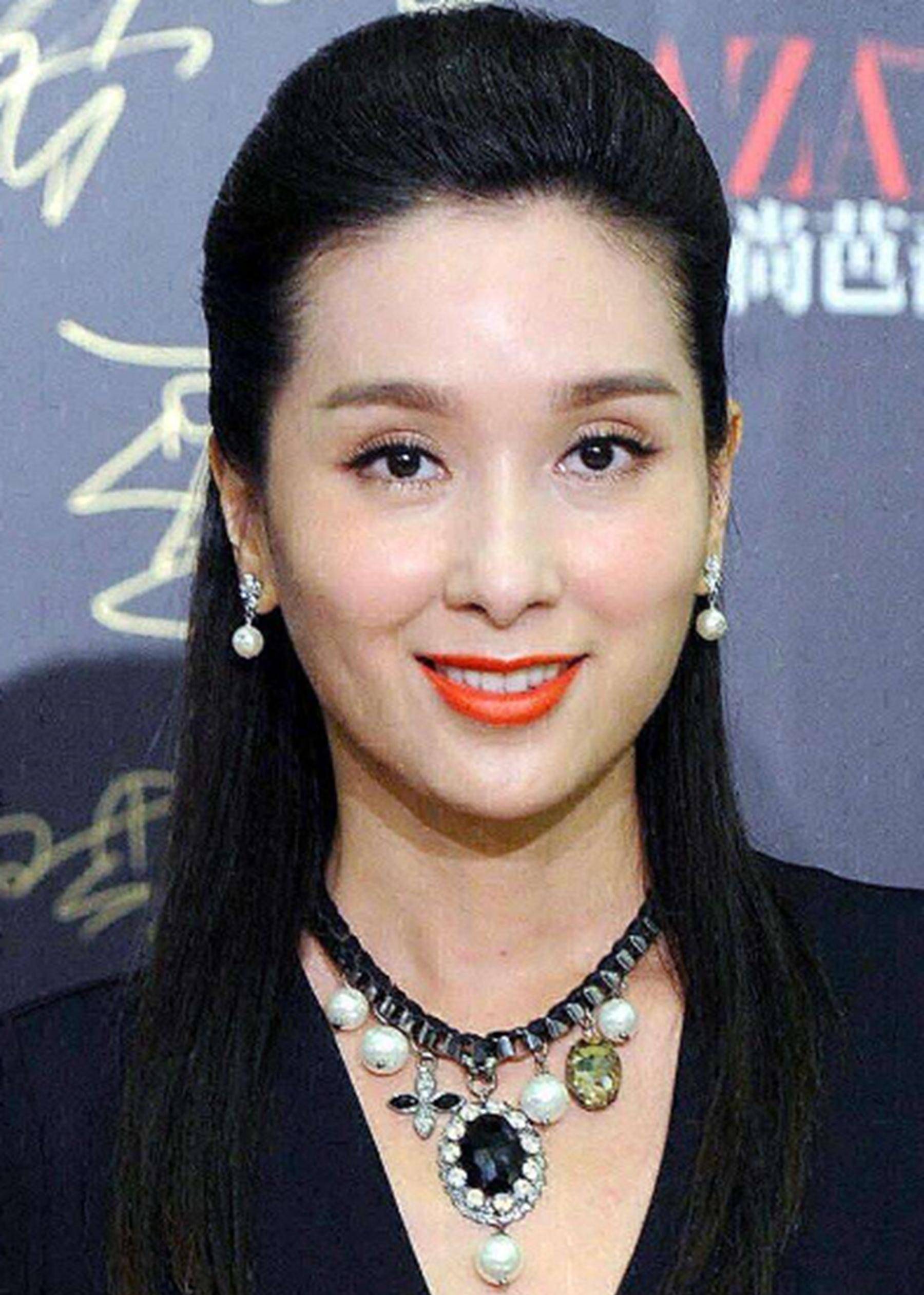 都觉得她的脸已经是僵硬到不行,浓浓的网红风格,万绮雯和杨恭如的年龄