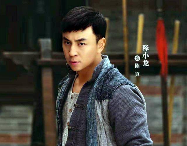 释小龙饰演了陈真一角,重新回归武打剧的释小龙还是蛮令人期待的
